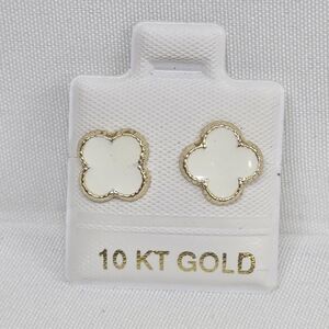 Oro 10k Arete Esmaltado Earrings 4 Leaf White Inspired (9mm)